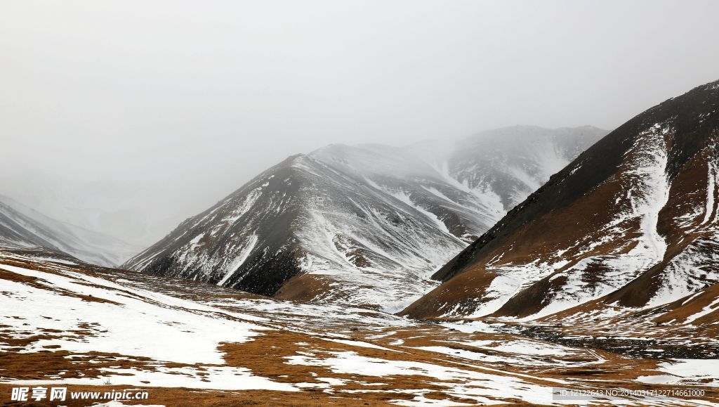 天山融雪