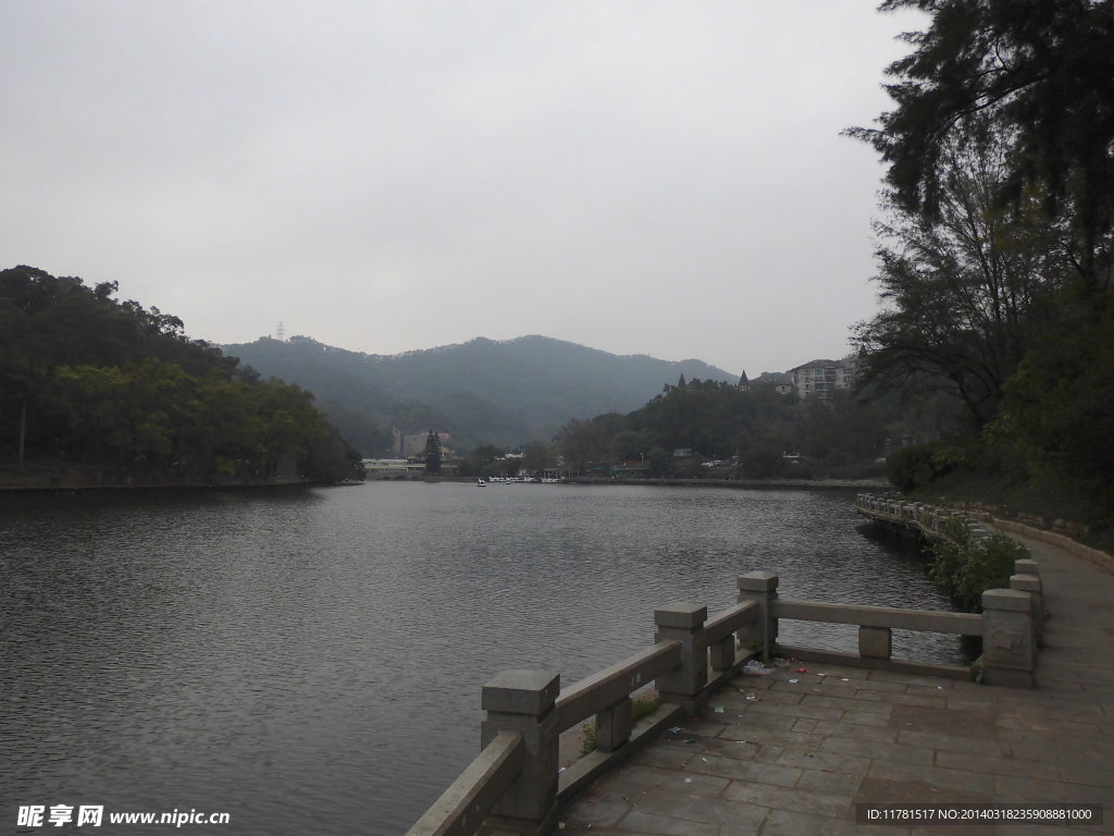 银湖春色