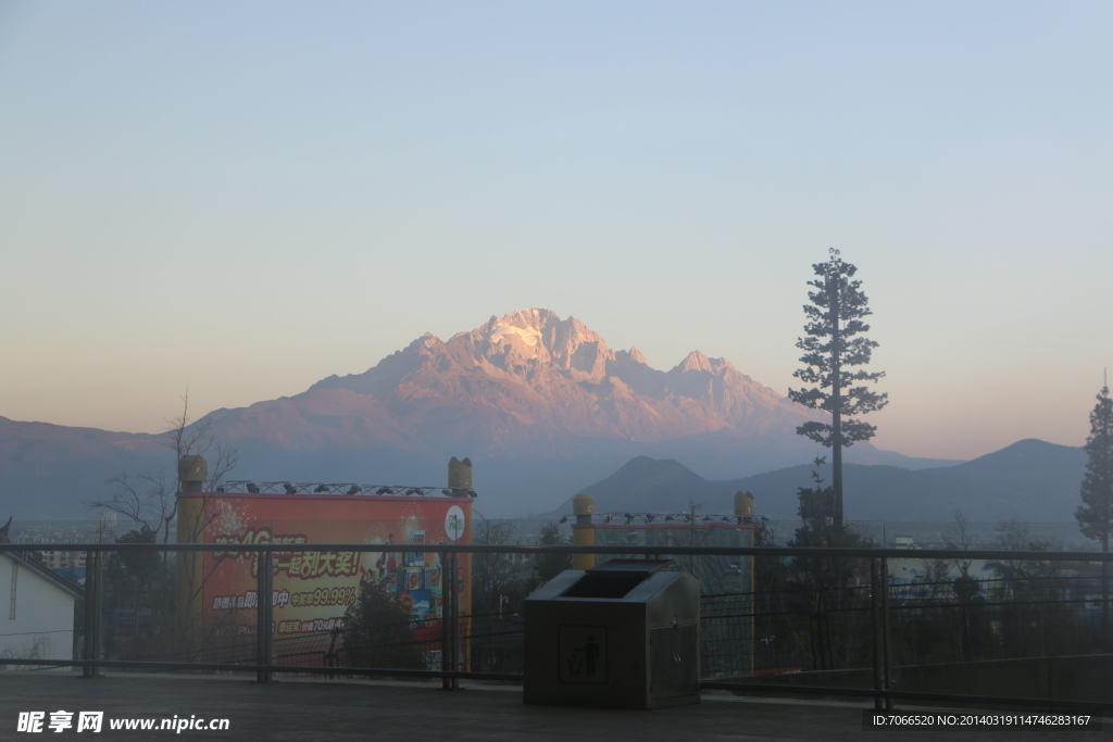 日照金山