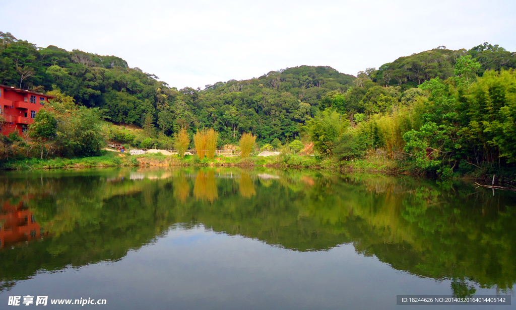 尖峰岭青山绿水景色图
