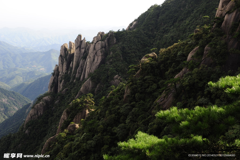 挺拔山峰