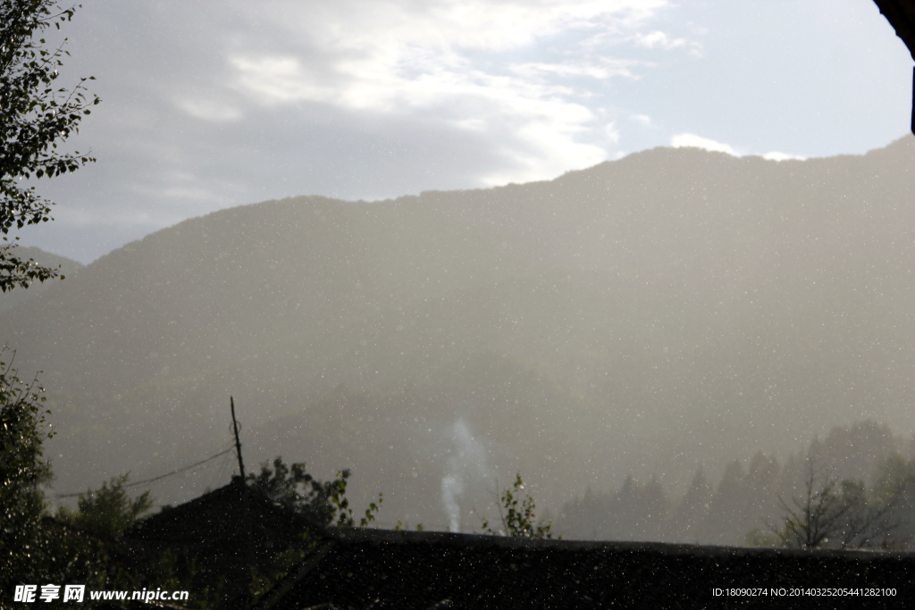 雨中山村