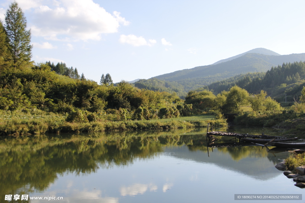 山区小湖