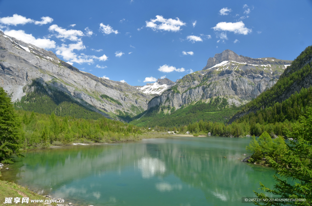 群山湖水