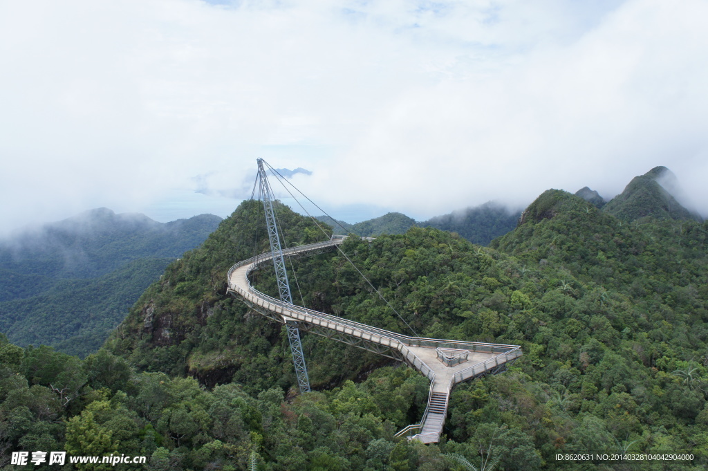 山峰中的云桥