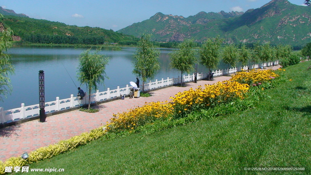 湖边钓鱼