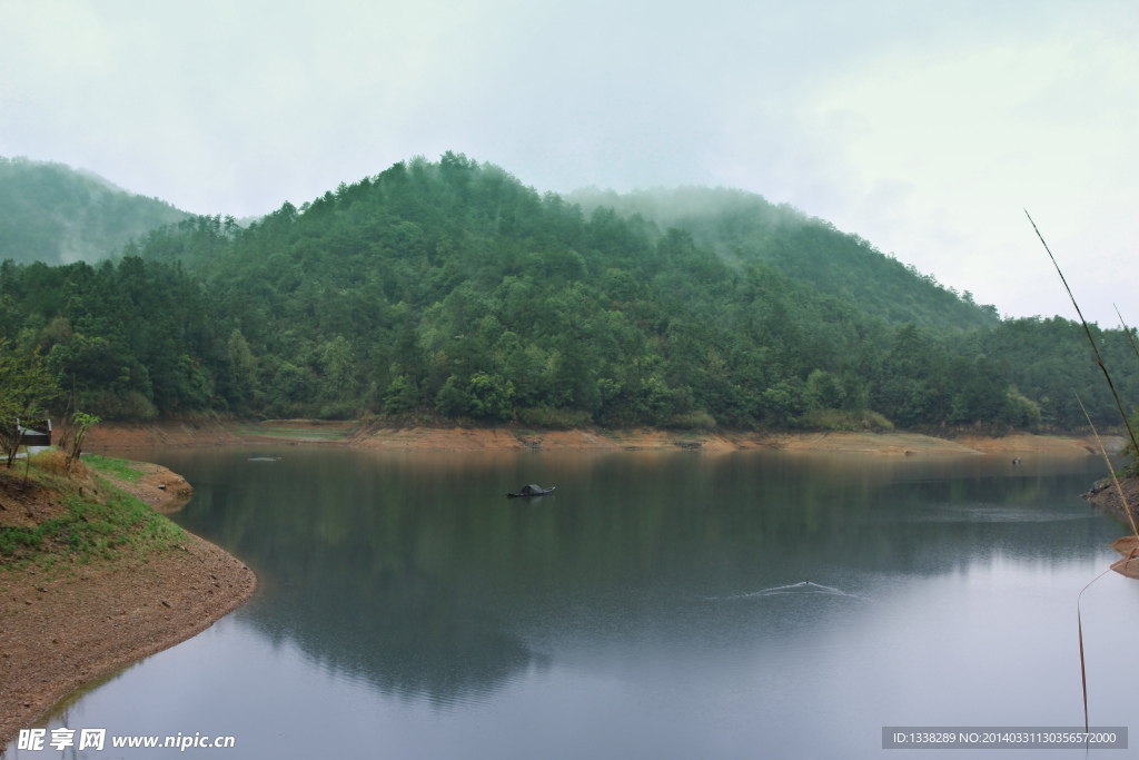 雨中湖畔