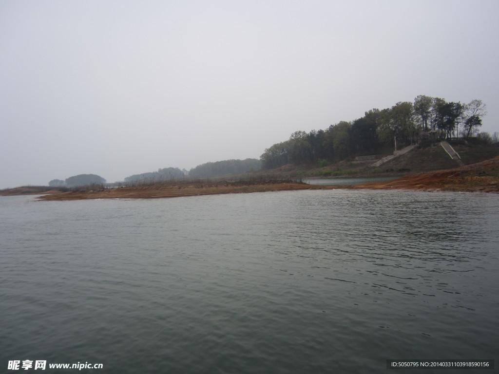 湖水小岛