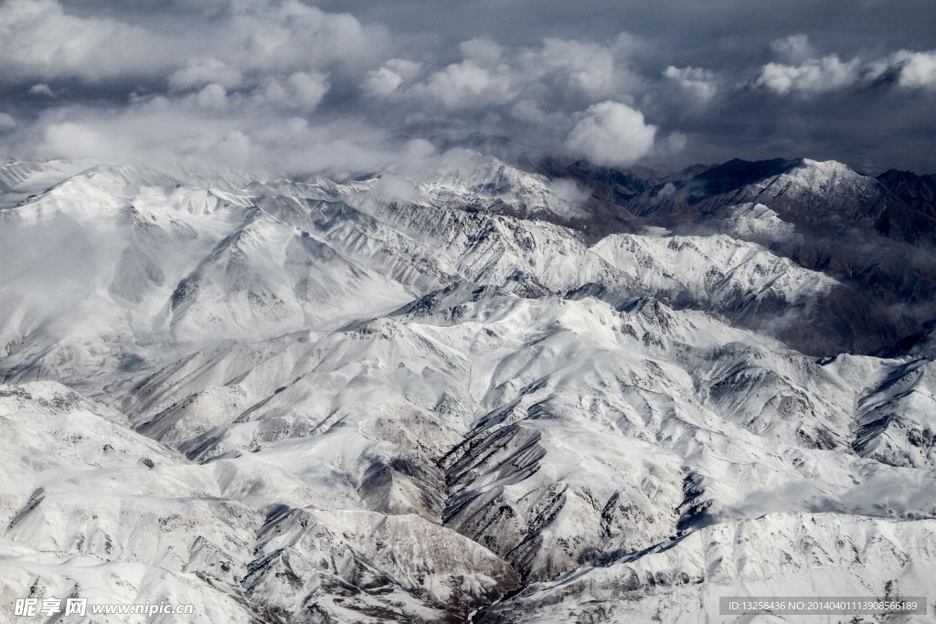 航拍雪山