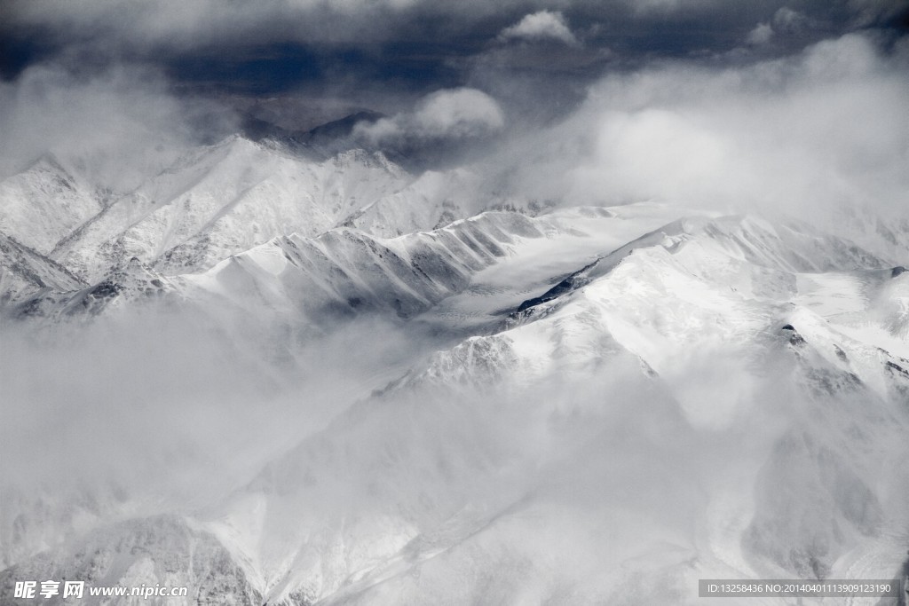 航拍雪山