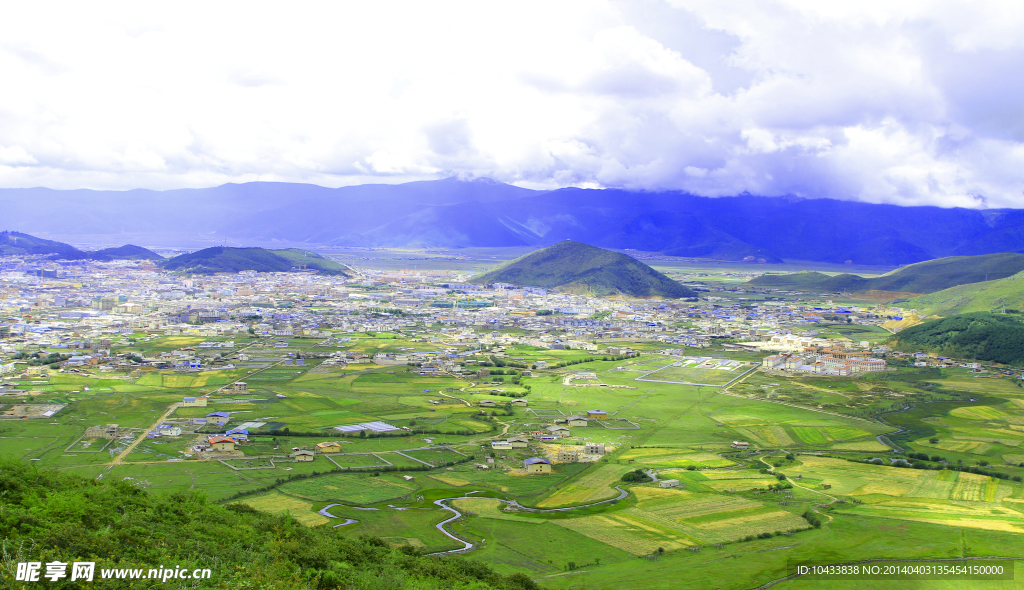 香格里拉县城全景