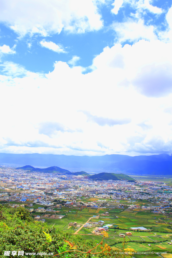 香格里拉县城全景