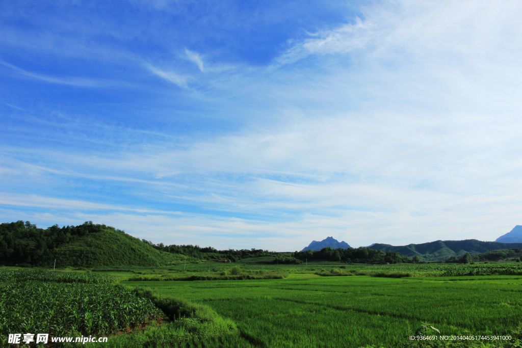 蓝天白云远山山包农田