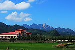 蓝天白云高山房屋
