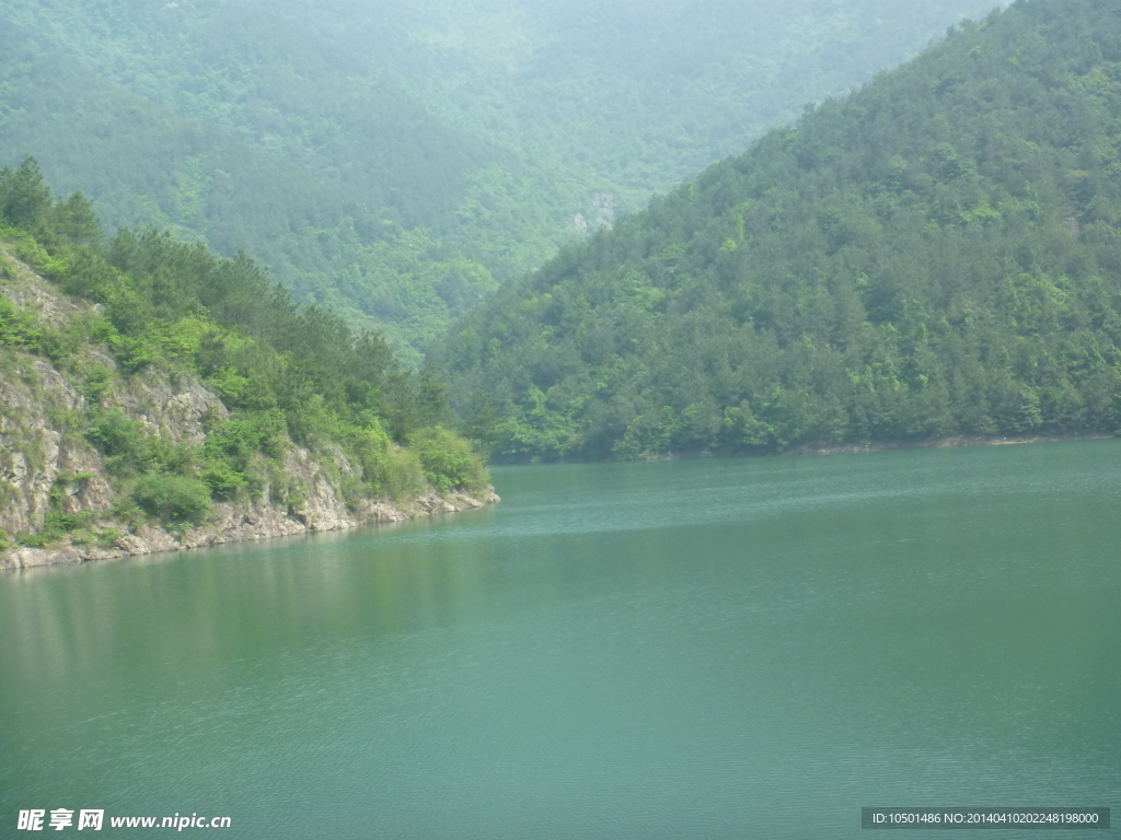 远山溪流