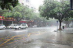 三水下雨街景