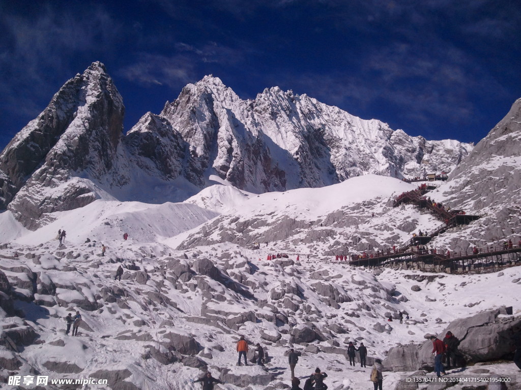 磅礴雪山顶