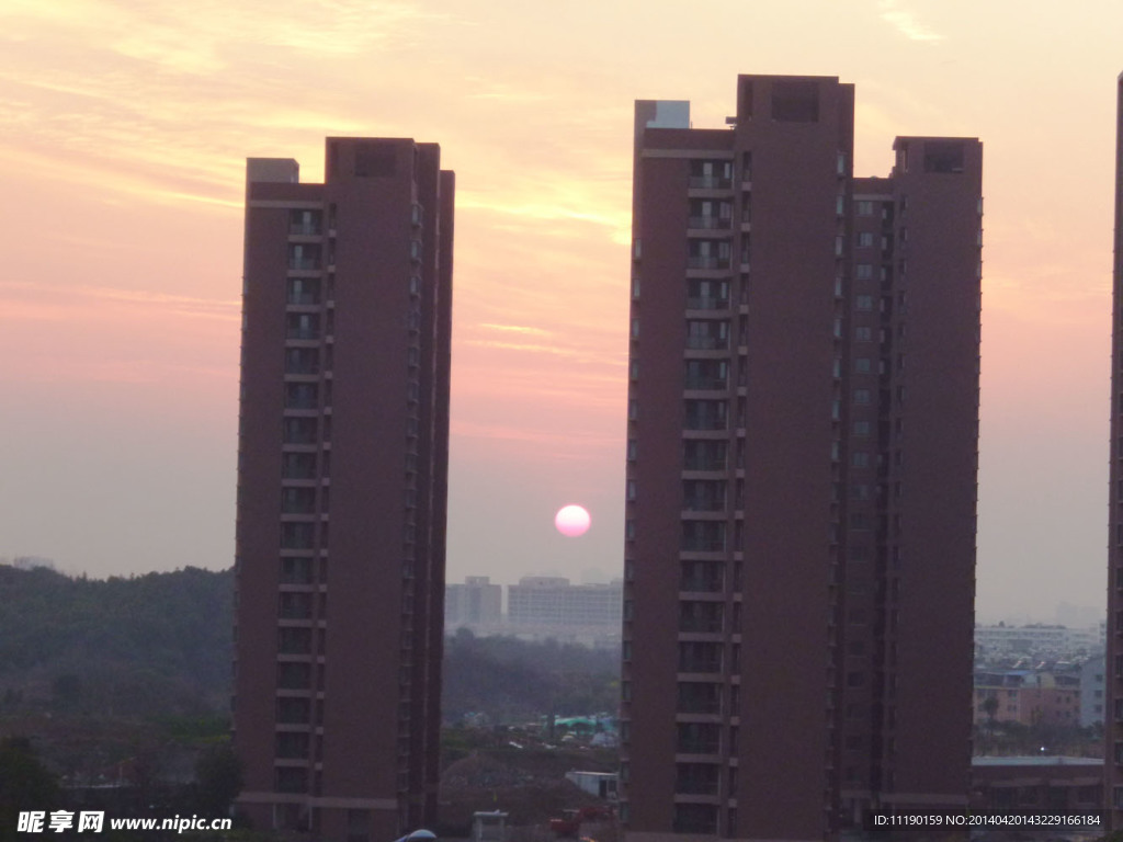 大厦间的夕阳
