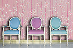 梅花背景 彩色椅子