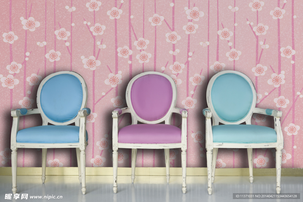 梅花背景 彩色椅子