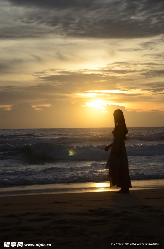 海边长裙少女