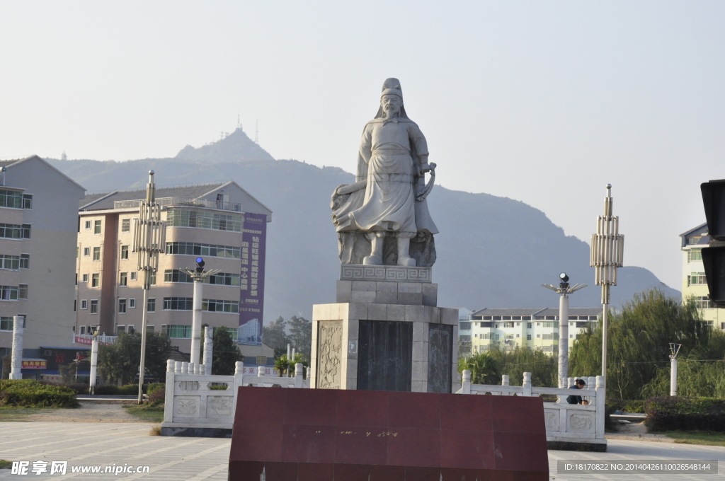 飞山广场杨再思雕塑