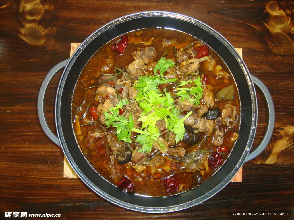 铁锅土鸡炖排骨