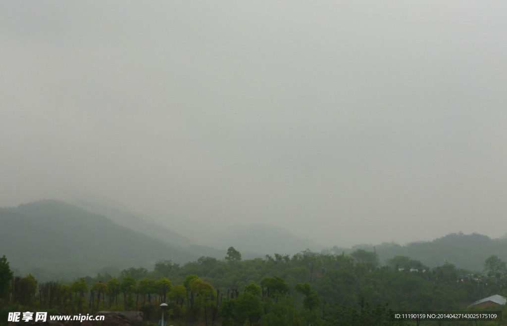 雨季乡村晨景