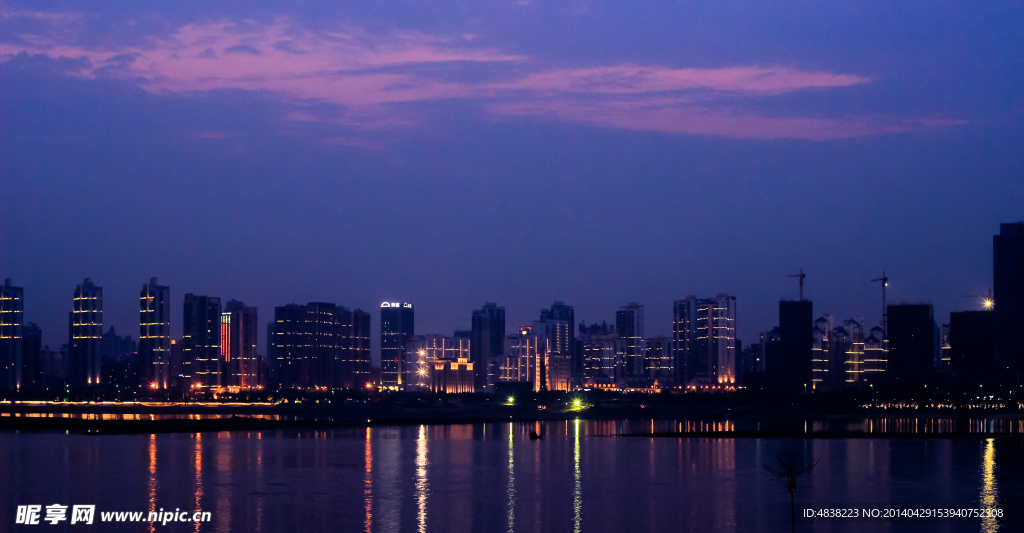 赣江沿岸夜景