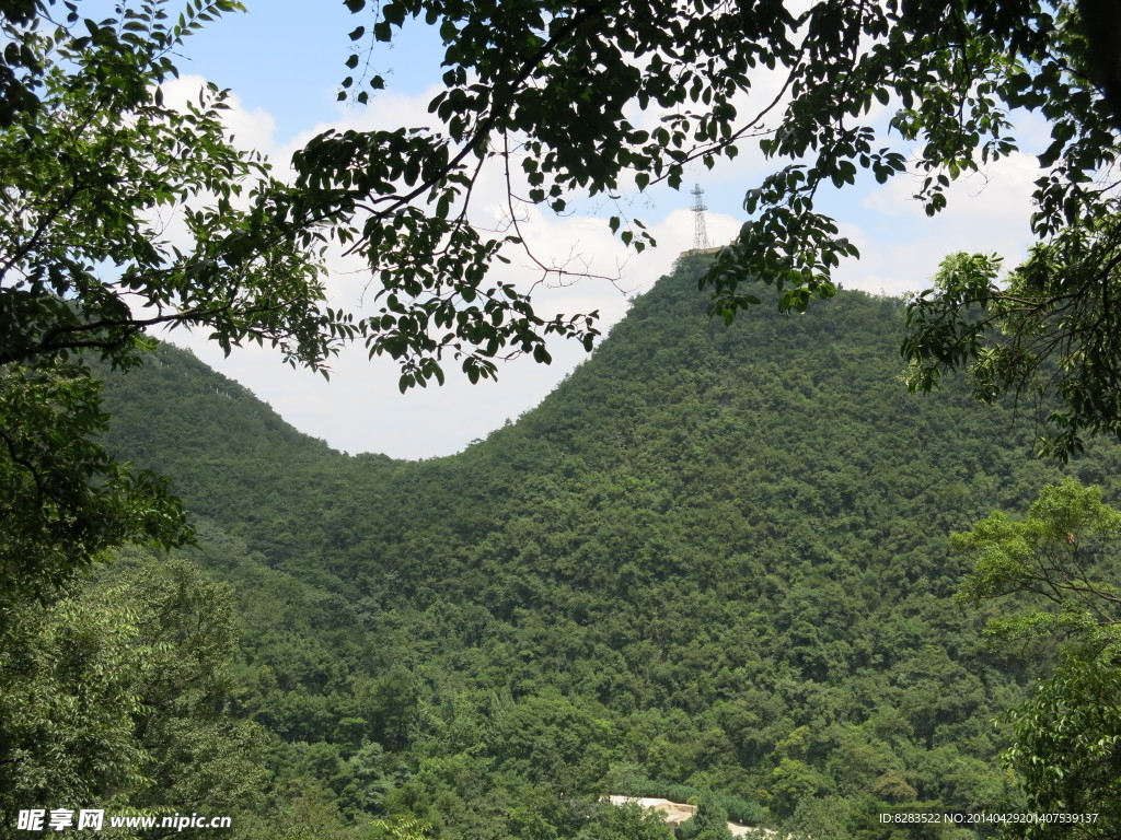 双乳山 蓝天白云青山