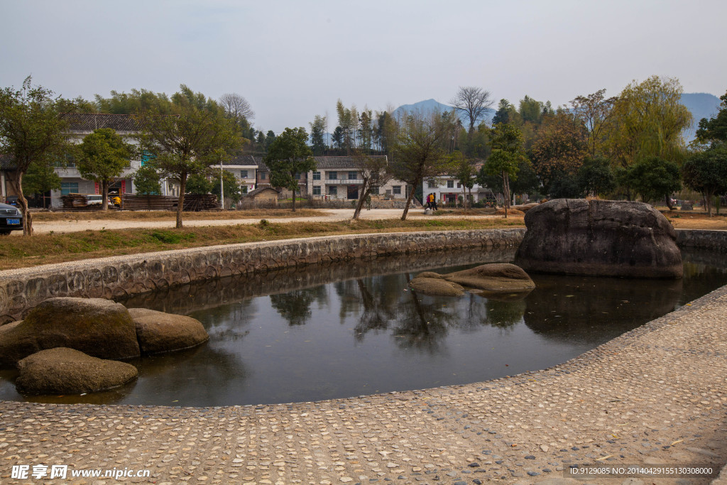 张谷英村