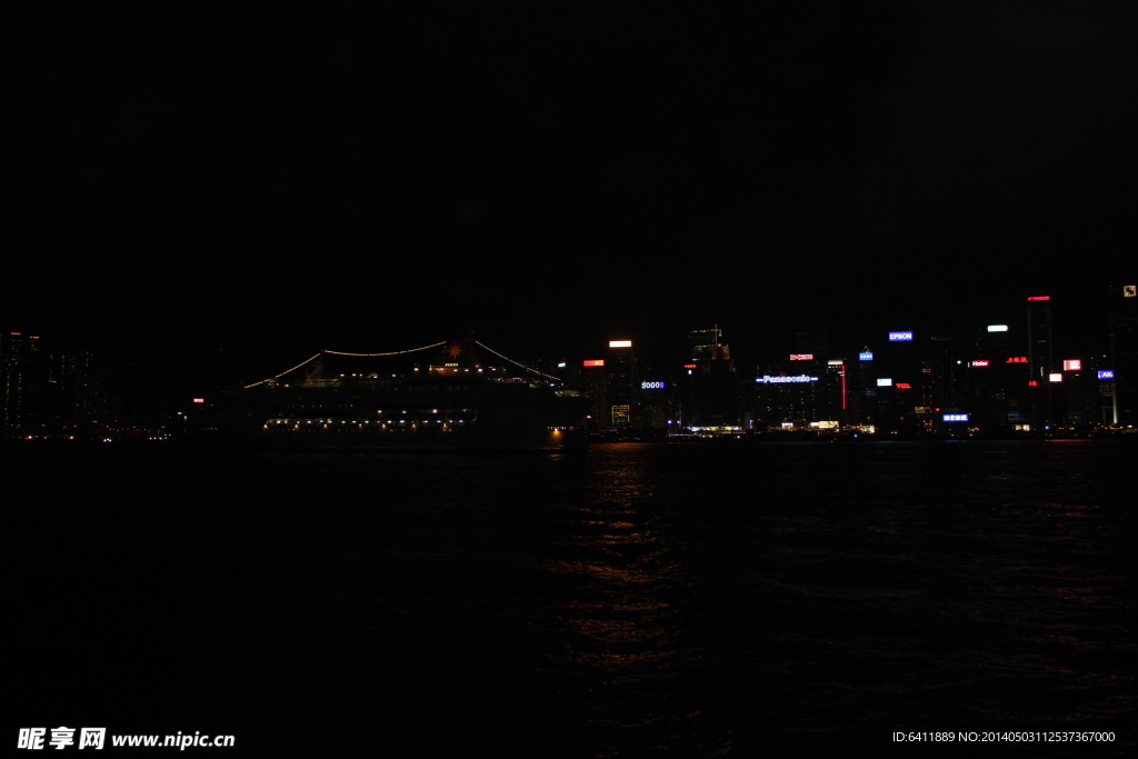 海中黑暗夜景