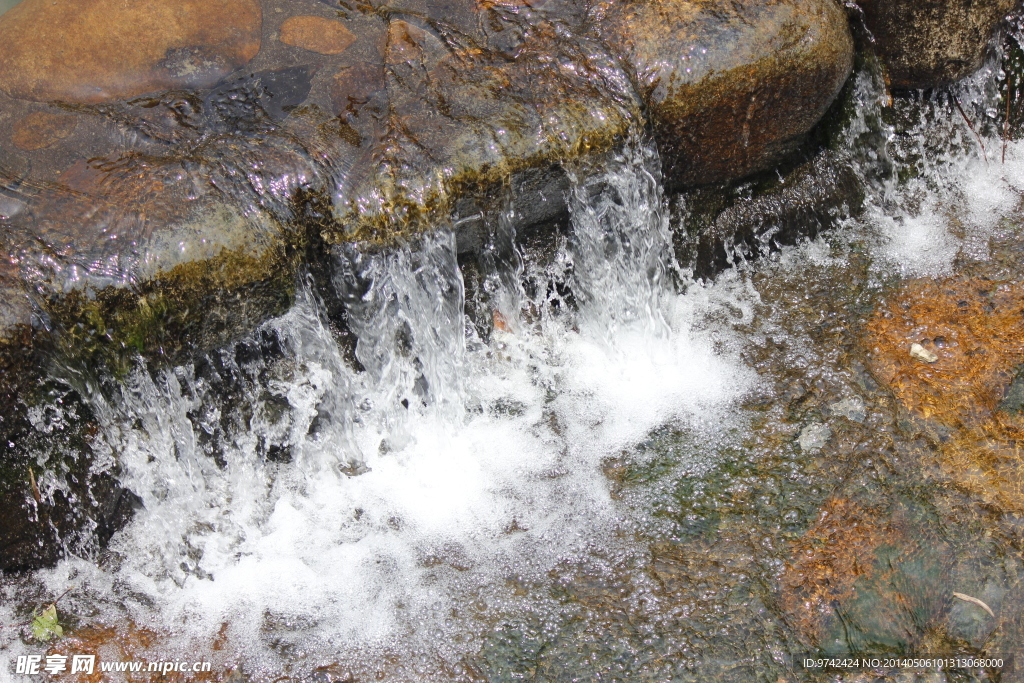 溪水