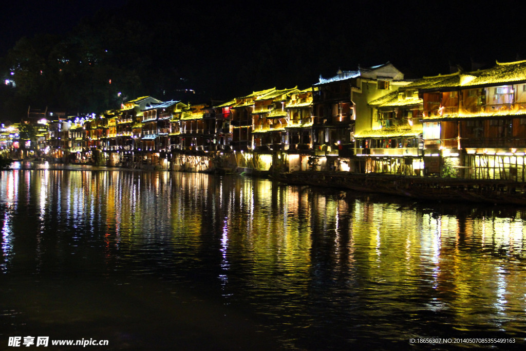 仲夏的凤凰夜景