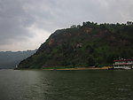 雨前河景山色