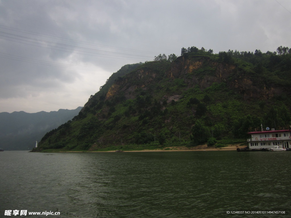 雨前河景山色