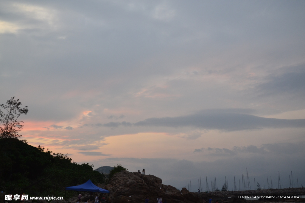 夕阳下的杨梅坑海岸