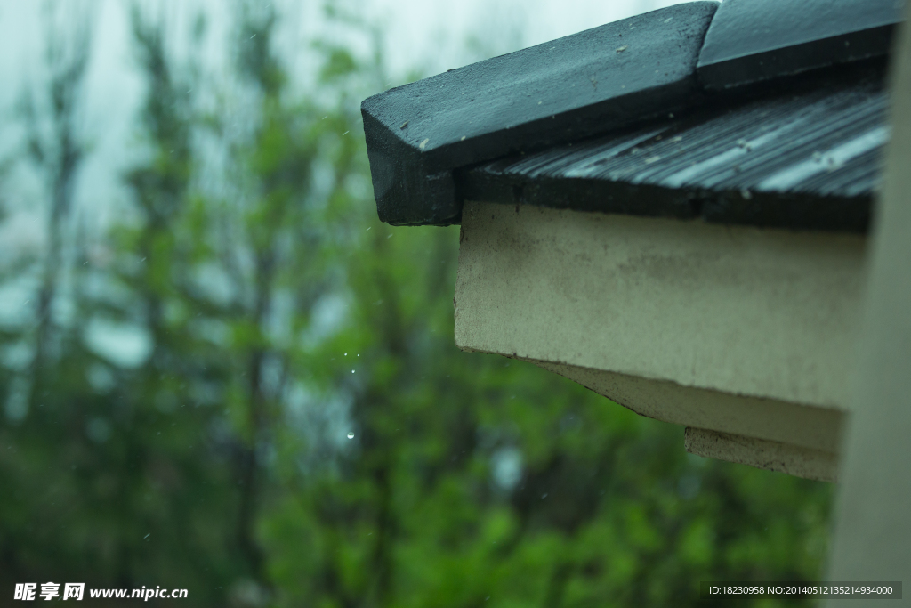 细雨中的屋檐