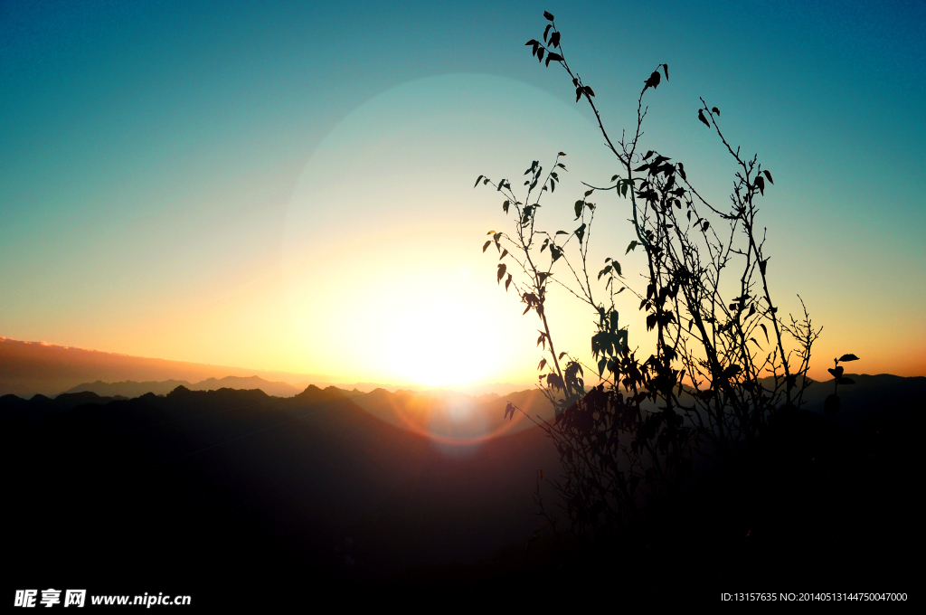 夕阳山峦