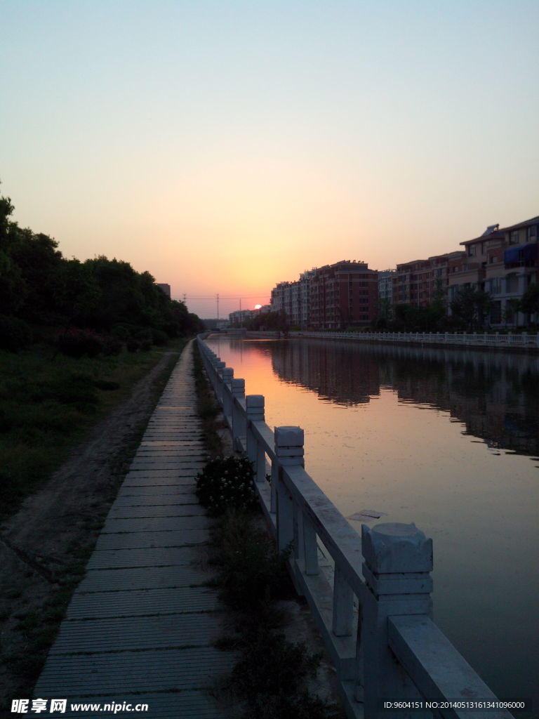 傍晚夕阳西下桥水