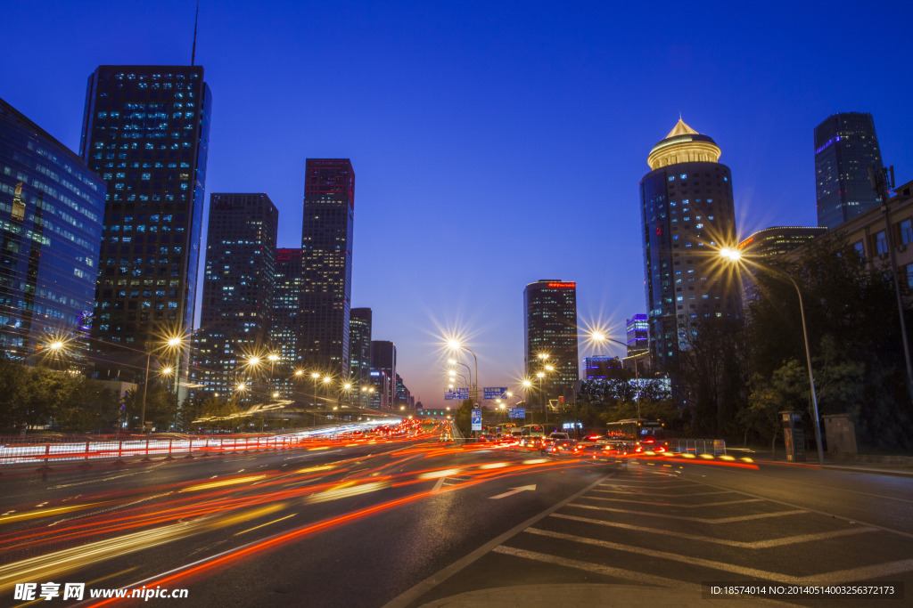 夜晚马路建筑