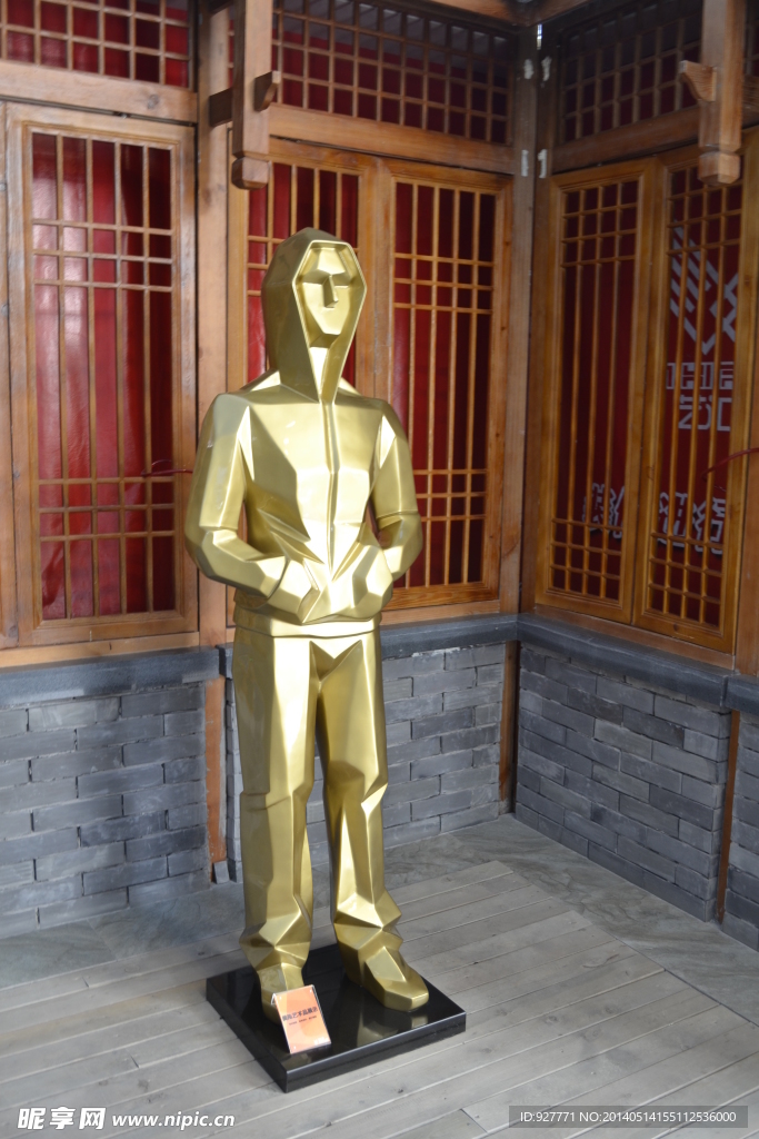 金色人偶