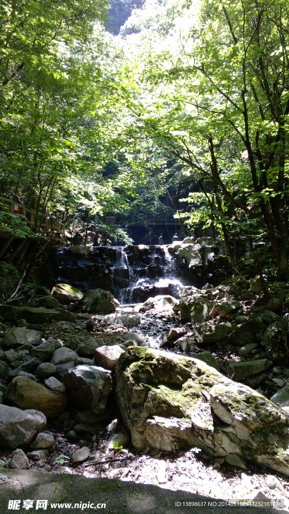 山石水流