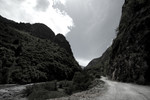 蜿蜒崎岖的山路