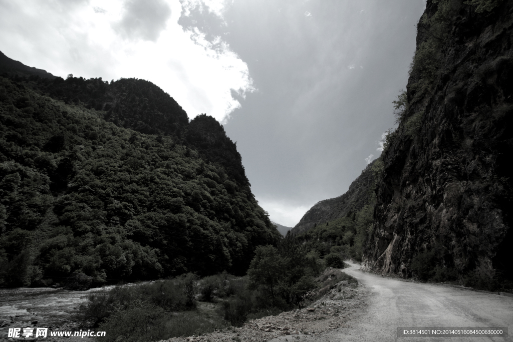 蜿蜒崎岖的山路