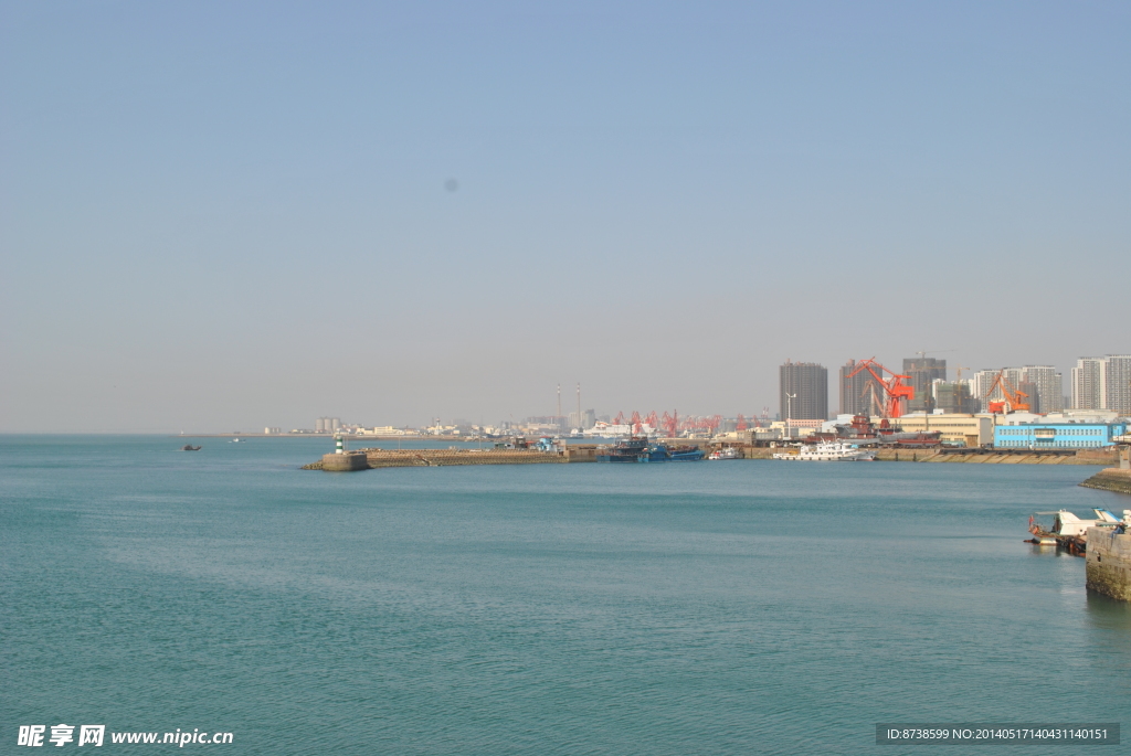青岛沿海码头塔吊