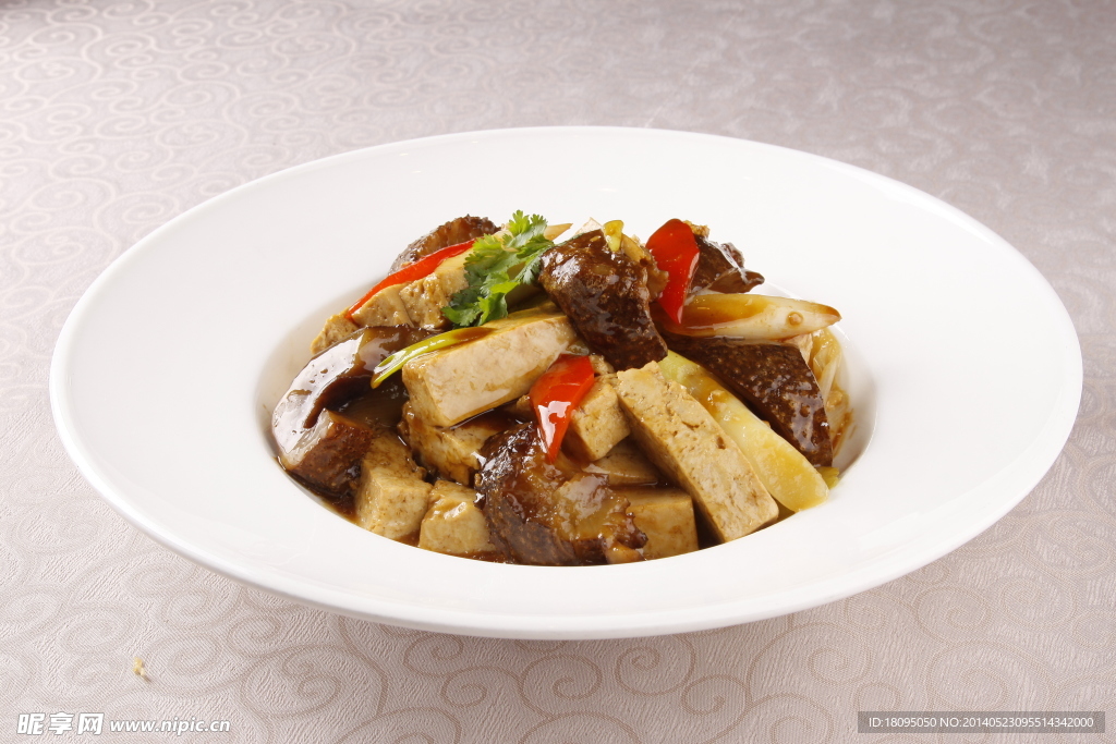 鸭腿肉炒豆腐