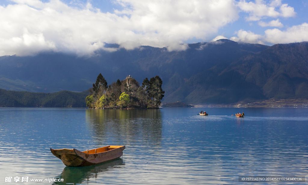 泸沽湖猪槽船美景