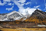 稻城亚丁雪山蓝天白云