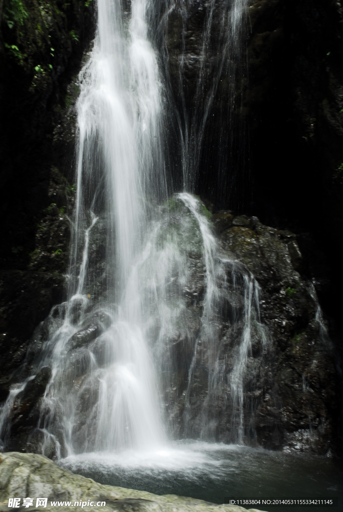 后山飞瀑